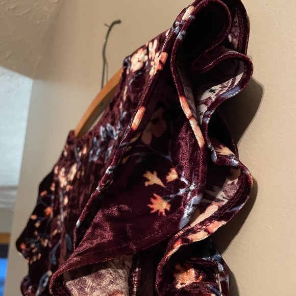 Women's a.n.a floral velour top, size M - Picture 3 of 4